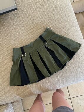 🌼 Widow Olive Green and Black Pleated Mini Skirt Women's Small